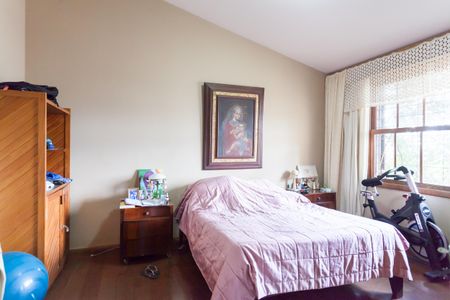 Casa à venda com 580m², 4 quartos e 3 vagas Casa à venda com 580m², 4 quartos e 3 vagassuite 1