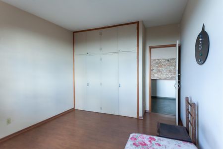 Casa à venda com 580m², 4 quartos e 3 vagas Casa à venda com 580m², 4 quartos e 3 vagasquarto