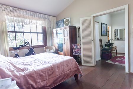 Casa à venda com 580m², 4 quartos e 3 vagas Casa à venda com 580m², 4 quartos e 3 vagassuite 1