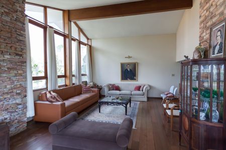 Casa à venda com 580m², 4 quartos e 3 vagas Casa à venda com 580m², 4 quartos e 3 vagassala