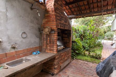 Casa à venda com 580m², 4 quartos e 3 vagas Casa à venda com 580m², 4 quartos e 3 vagasChurrasqueira