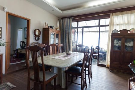 Casa à venda com 580m², 4 quartos e 3 vagas Casa à venda com 580m², 4 quartos e 3 vagasSala de Jantar