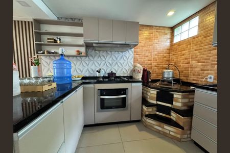 Casa à venda com 150m², 4 quartos e 1 vaga Casa à venda com 150m², 4 quartos e 1 vagaCozinha - Fogão à lenha