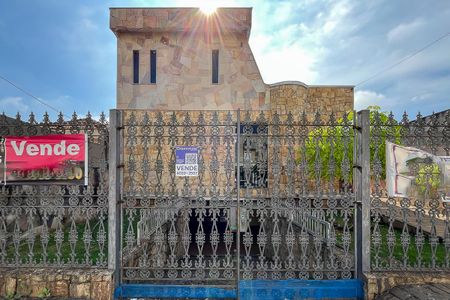 Casa à venda com 280m², 5 quartos e 3 vagasFachada 