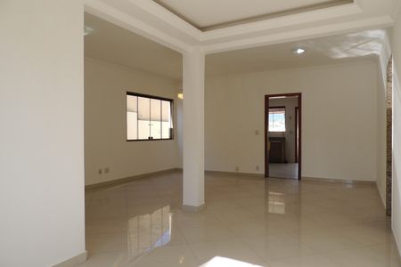 Casa à venda com 363m², 3 quartos e 4 vagasSala