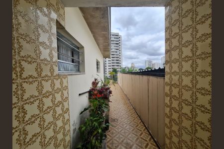 Casa à venda com 492m², 2 quartos e 5 vagas Casa à venda com 492m², 2 quartos e 5 vagasCorredor acesso Varanda