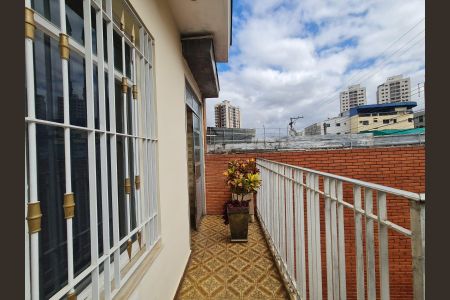 Casa à venda com 492m², 2 quartos e 5 vagas Casa à venda com 492m², 2 quartos e 5 vagasCorredor acesso ao imovel