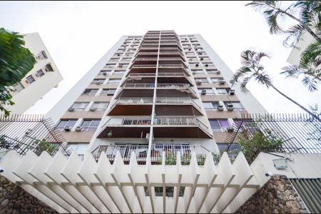 Apartamento à venda com 77m², 3 quartos e 1 vaga Apartamento à venda com 77m², 3 quartos e 1 vagaFachada
