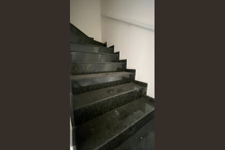 Apartamento à venda com 102m², 2 quartos e 1 vaga Apartamento à venda com 102m², 2 quartos e 1 vagaEscada