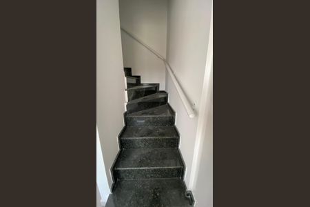 Apartamento à venda com 102m², 2 quartos e 1 vaga Apartamento à venda com 102m², 2 quartos e 1 vagaEscada