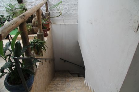 Casa à venda com 250m², 3 quartos e 3 vagasEscada acesso a Garagem