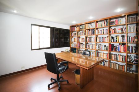 Apartamento à venda com 240m², 3 quartos e 4 vagas Apartamento à venda com 240m², 3 quartos e 4 vagasEscritório/ Quarto