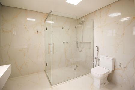 Apartamento à venda com 240m², 3 quartos e 4 vagas Apartamento à venda com 240m², 3 quartos e 4 vagasBanheiro da Suíte 1