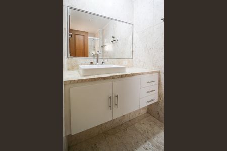 Apartamento à venda com 240m², 3 quartos e 4 vagas Apartamento à venda com 240m², 3 quartos e 4 vagasBanheiro da Suíte 2