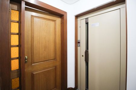 Apartamento à venda com 240m², 3 quartos e 4 vagas Apartamento à venda com 240m², 3 quartos e 4 vagasHall do apartamento