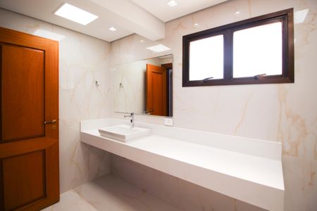 Apartamento à venda com 240m², 3 quartos e 4 vagas Apartamento à venda com 240m², 3 quartos e 4 vagasBanheiro da Suíte 1