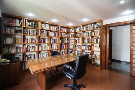 Apartamento à venda com 240m², 3 quartos e 4 vagas Apartamento à venda com 240m², 3 quartos e 4 vagasEscritório/ Quarto
