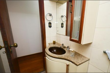Apartamento à venda com 120m², 4 quartos e 2 vagas Apartamento à venda com 120m², 4 quartos e 2 vagasBanheiro social