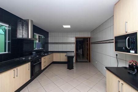 Casa à venda com 330m², 3 quartos e 5 vagas Casa à venda com 330m², 3 quartos e 5 vagasCozinha