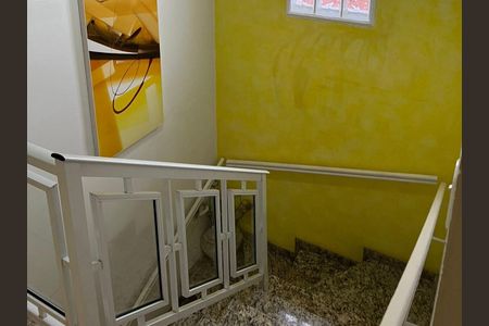 Casa à venda com 183m², 3 quartos e 2 vagas Casa à venda com 183m², 3 quartos e 2 vagasEscada