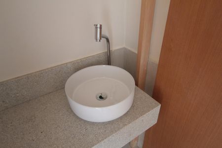 Casa à venda com 130m², 3 quartos e 3 vagasBanheiro das Semi-Suítes