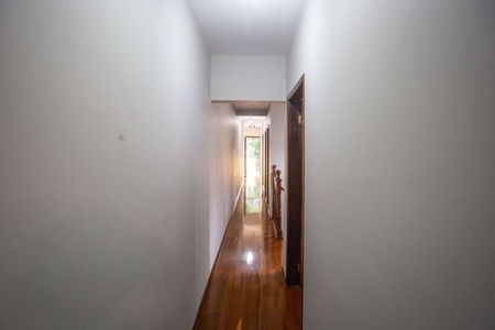 Casa à venda com 226m², 4 quartos e 2 vagasCorredor