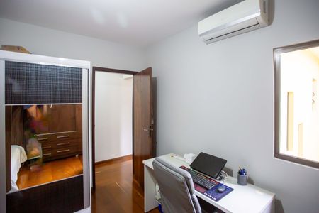 Casa à venda com 226m², 4 quartos e 2 vagasQuarto 2