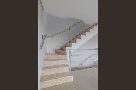 Casa de condomínio à venda com 177m², 3 quartos e 2 vagas Casa de condomínio à venda com 177m², 3 quartos e 2 vagasEscada