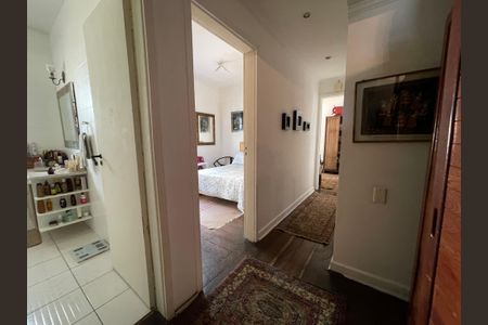 Casa à venda com 250m², 5 quartos e 2 vagas Casa à venda com 250m², 5 quartos e 2 vagasCorredor