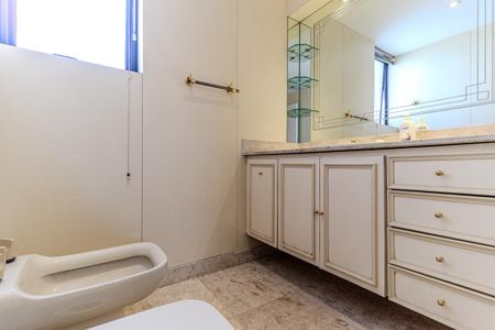 Apartamento para alugar com 326m², 3 quartos e 3 vagasBanheiro da Suíte 1