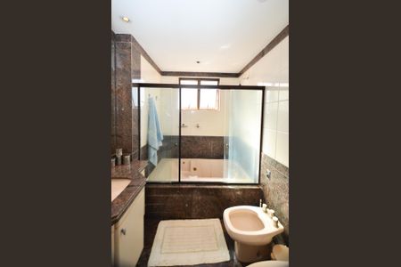 Apartamento à venda com 330m², 4 quartos e 4 vagasBanheiro da Suíte