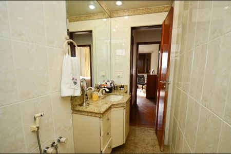 Apartamento à venda com 330m², 4 quartos e 4 vagasBanheiro social