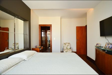 Apartamento à venda com 330m², 4 quartos e 4 vagasSuíte