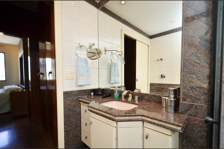 Apartamento à venda com 330m², 4 quartos e 4 vagasBanheiro da Suíte