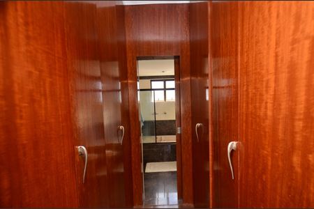 Apartamento à venda com 330m², 4 quartos e 4 vagasCloset da suíte