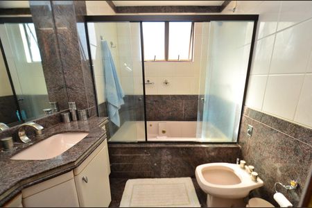 Apartamento à venda com 330m², 4 quartos e 4 vagasBanheiro da Suíte