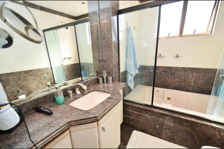 Apartamento à venda com 330m², 4 quartos e 4 vagasBanheiro da Suíte