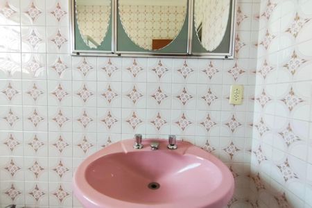 Casa à venda com 388m², 5 quartos e 14 vagas Casa à venda com 388m², 5 quartos e 14 vagasBanheiro Social