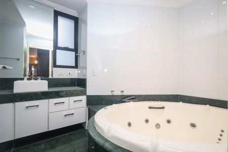 Apartamento para alugar com 203m², 3 quartos e 4 vagas Apartamento para alugar com 203m², 3 quartos e 4 vagasBanheiro da Suíte