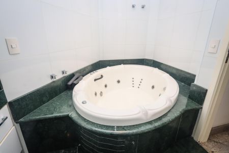 Apartamento para alugar com 203m², 3 quartos e 4 vagas Apartamento para alugar com 203m², 3 quartos e 4 vagasBanheiro da Suíte