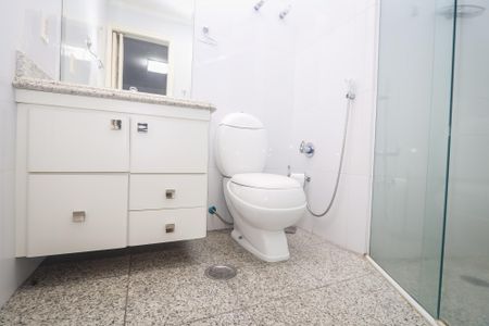 Apartamento para alugar com 203m², 3 quartos e 4 vagas Apartamento para alugar com 203m², 3 quartos e 4 vagasBanheiro da Suíte 2