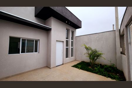 Casa à venda com 74m², 3 quartos e 1 vaga Casa à venda com 74m², 3 quartos e 1 vagaFachada