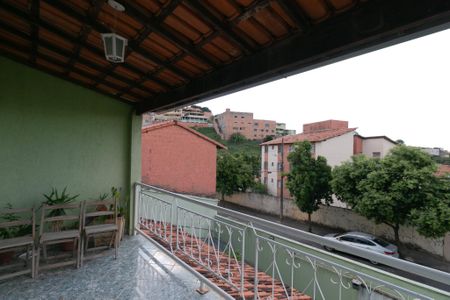 Casa à venda com 560m², 3 quartos e 2 vagas Casa à venda com 560m², 3 quartos e 2 vagasVaranda