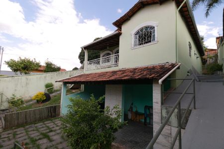 Casa à venda com 560m², 3 quartos e 2 vagas Casa à venda com 560m², 3 quartos e 2 vagasEntrada