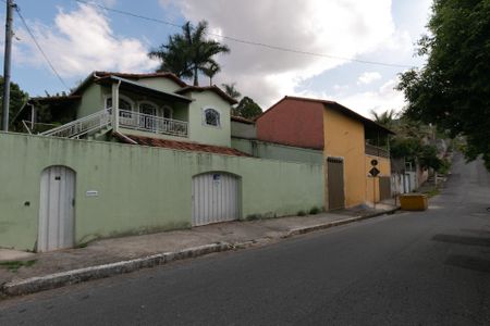Casa à venda com 560m², 3 quartos e 2 vagas Casa à venda com 560m², 3 quartos e 2 vagasFachada