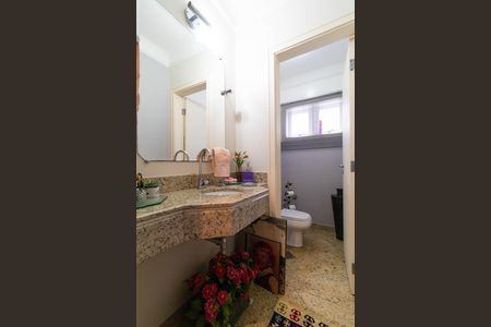 Casa de condomínio à venda com 370m², 4 quartos e 4 vagasLavabo