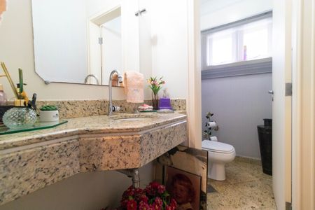 Casa de condomínio à venda com 370m², 4 quartos e 4 vagasLavabo