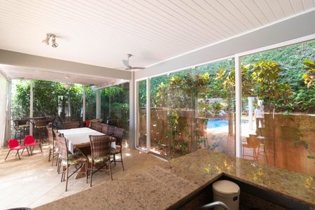 Casa de condomínio à venda com 370m², 4 quartos e 4 vagasChurrasqueira