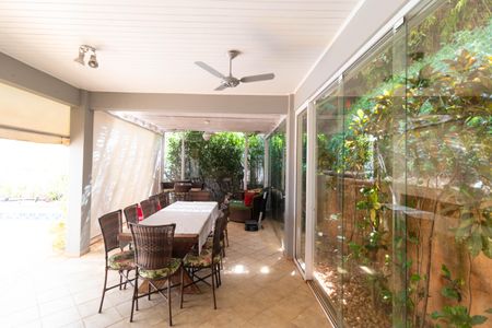 Casa de condomínio à venda com 370m², 4 quartos e 4 vagasChurrasqueira