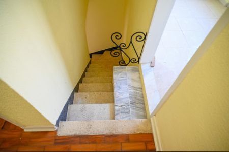 Casa para alugar com 119m², 3 quartos e 2 vagasEscada